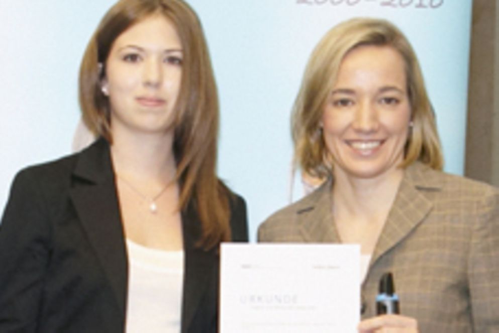 Kristina Schröder mit einer Gewinnerin des Wettbewerbs.