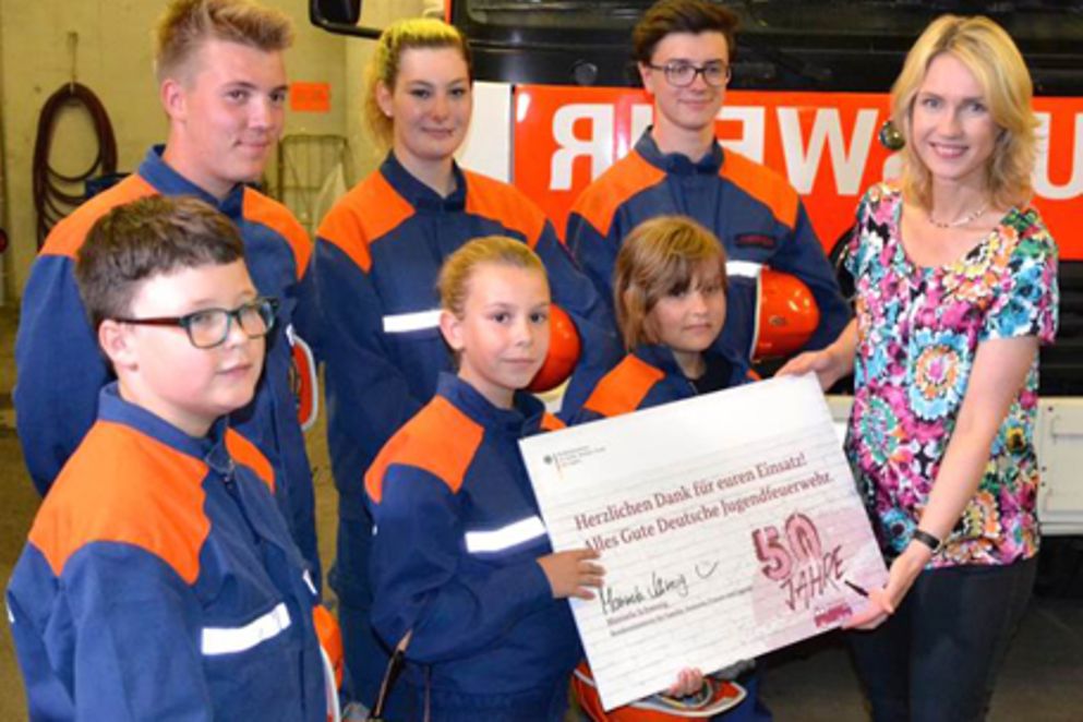 Manuela Schwesig überrreicht Kindern der Jugendfeuerwehr Glückwunsch
