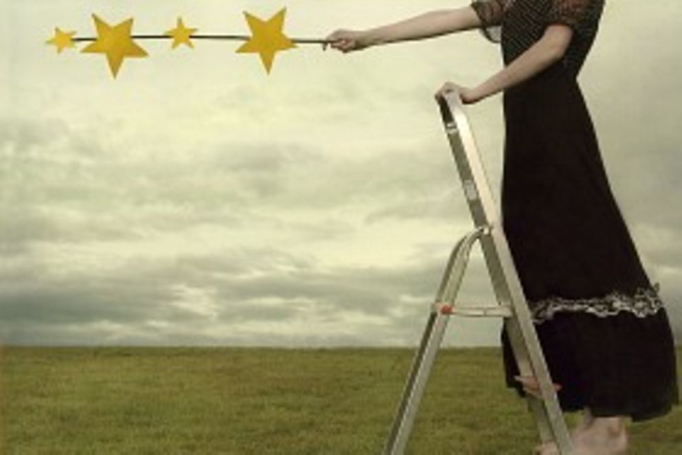 Das Bild zeigt eine junge Frau stehend einer Leiter, sie hält Sterne an einer Stange in den Himmel