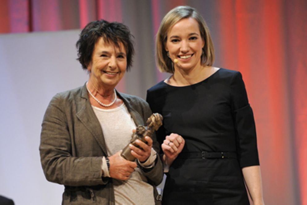 Kristina Schröder steht mit Sonderpreisträgerin Mirjam Pressler gemeinsam auf einer Bühne. Bildquelle: José Poblete.