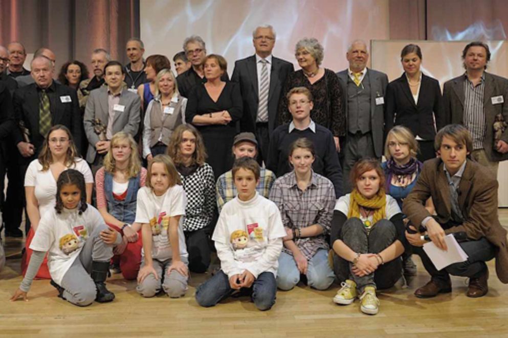 Gruppenfoto der Preisträgerinnen und Preisträger mit dem Parlamentarischen Staatssekretär Dr. Kues