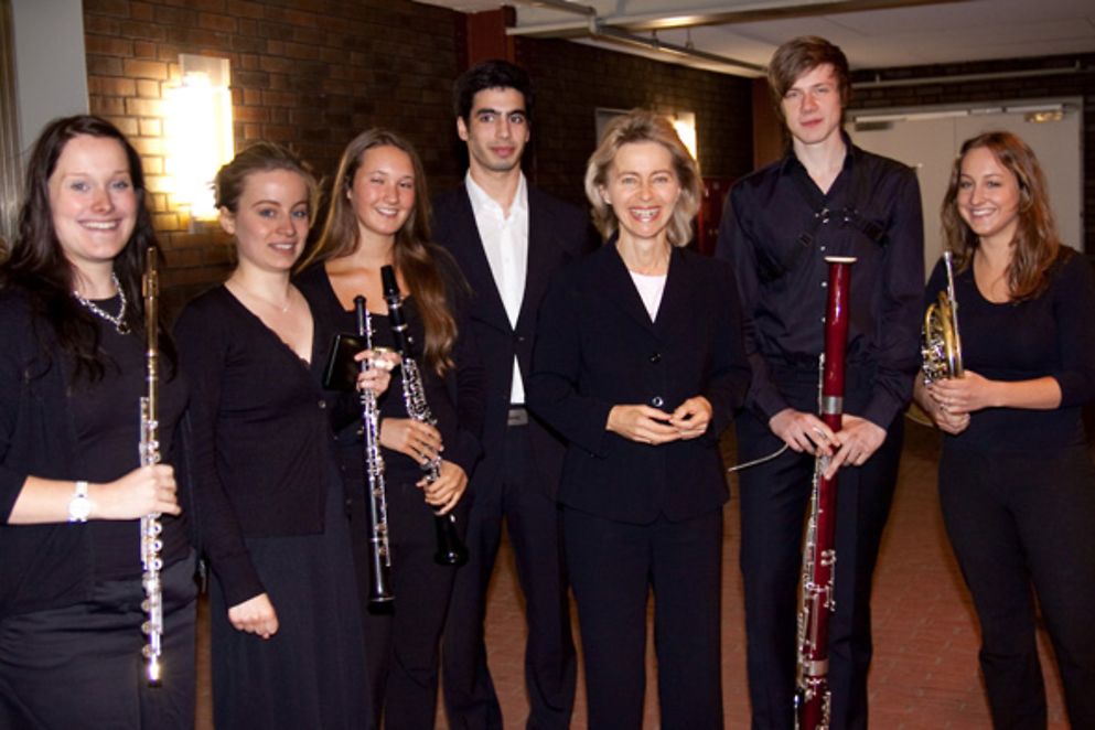 Preisträgerinnen und Preisträger von "Jugend musiziert" stehen gemeinsam mit Ursula von der Leyen in Zeche Zollverein in Essen