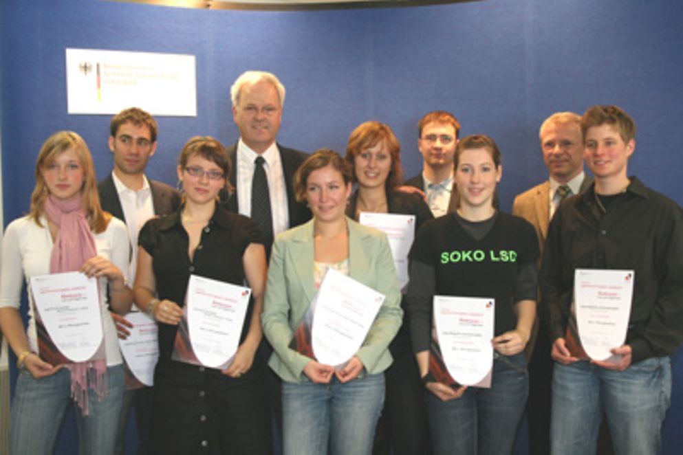 Dr. Hermann Kues und die Preisträger des Jugendorchesterpreises