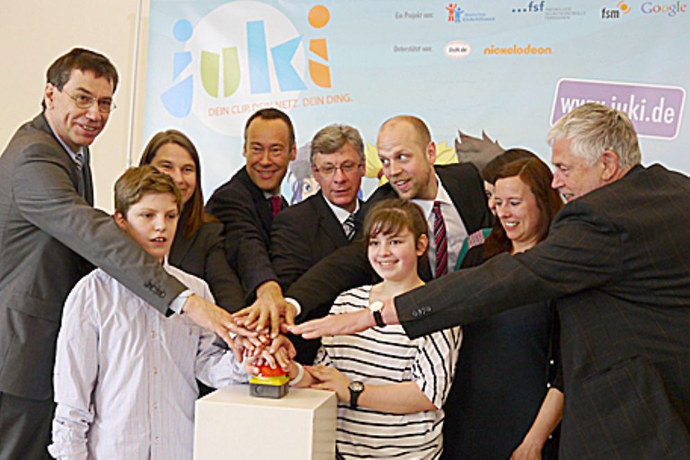 Staatssekretär Lutz Stroppe und Mitwirkende des Projekts Juki schalten die Plattform frei. Bildnachweis: BMFSFJ