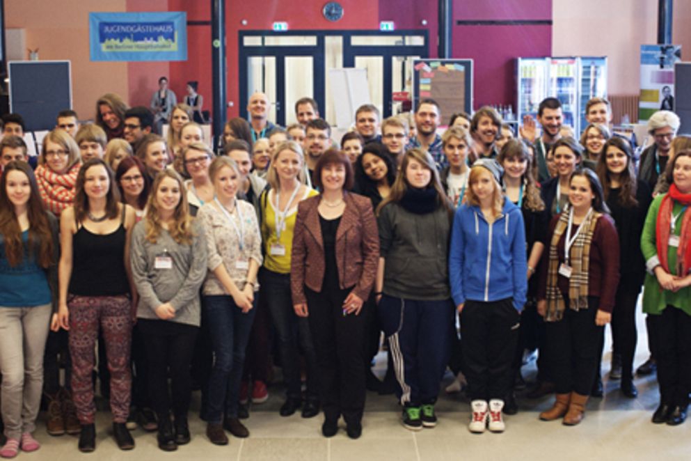 Gruppenbild von Caren Marks mit den Teilnehmerinnen und Teilnehmern des Strukturierten Dialogs, Bildnachweis: Yana Wernicke