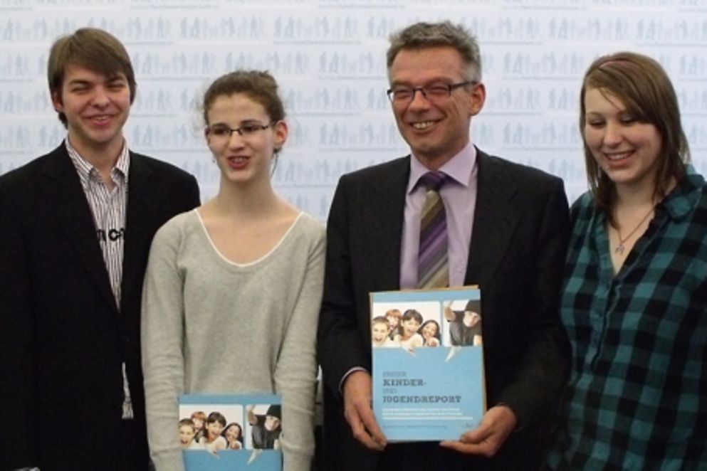 Staatssekretär Josef Hecken präsentiert den Kinder- und Jugendreport mit mehreren Jugendlichen