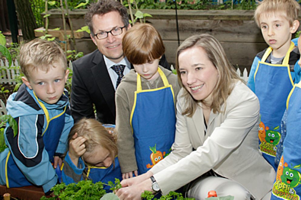 Bundesfamilienministerin Kristina Schröder, Markus Mosa von EDEKA und Kinder an einem Gemüsebeet. Bildquelle: BMFSFJ