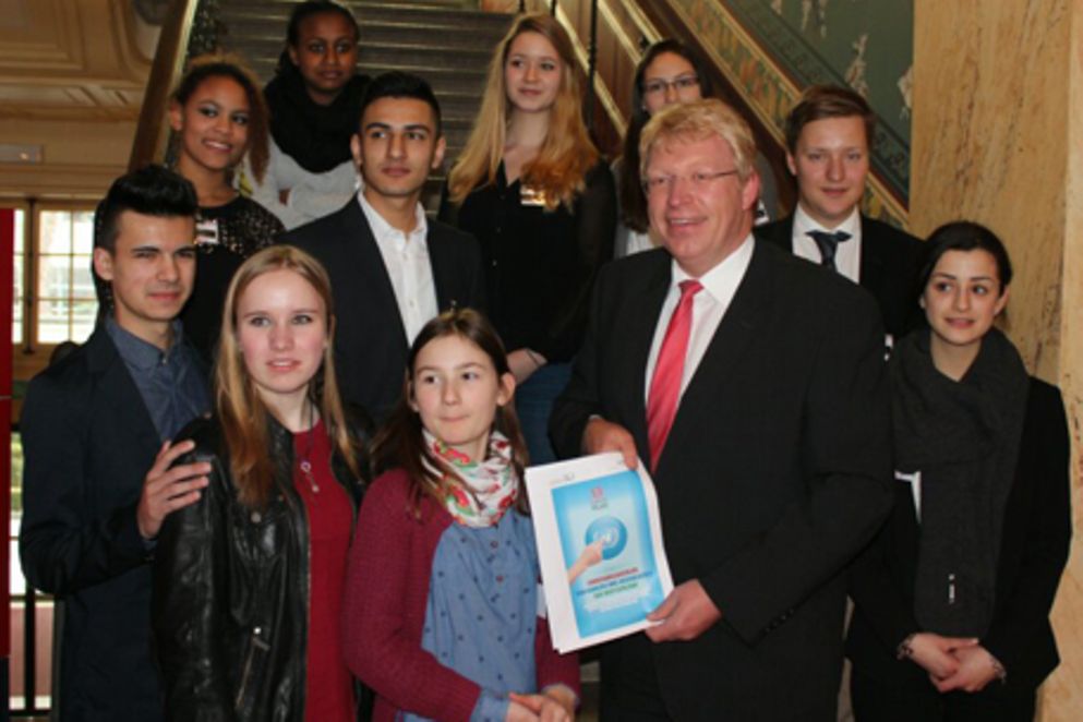 Gruppenbild mit Dr. Ralf Kleindiek und Kindern und Jugendlichen, Bildnachweis: Daniel A. Beck