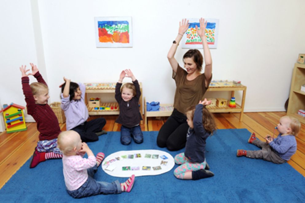 Eine Gruppe von Kindern im Kreis mir einer Erzieherin. Bildquelle: Meike Gronau