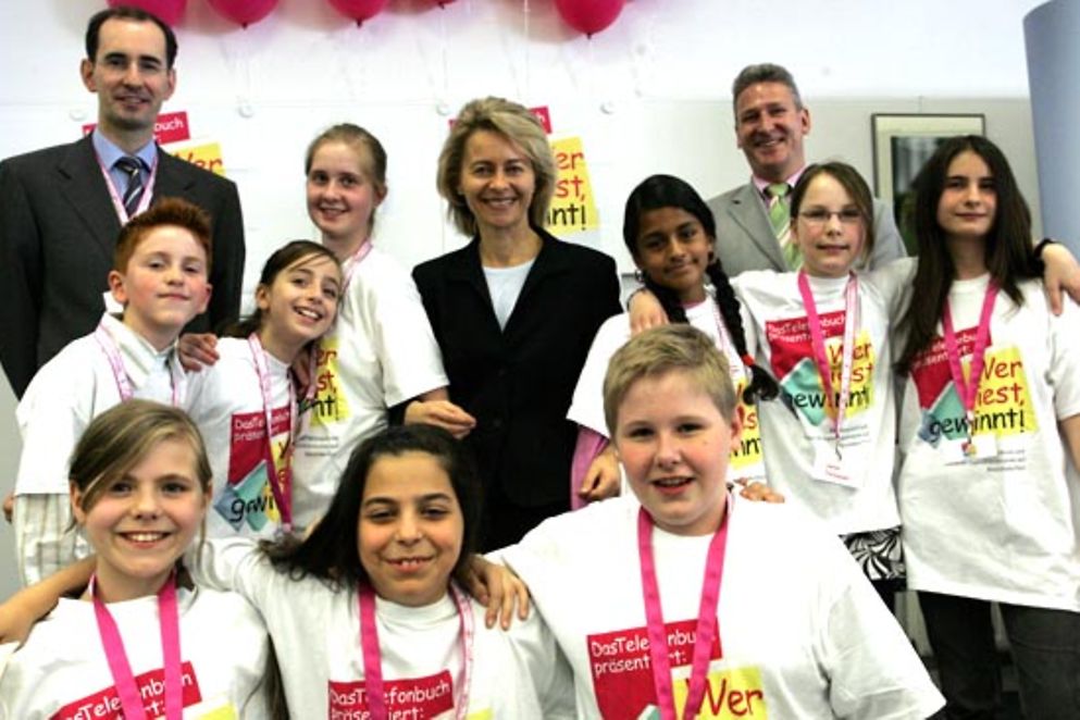 Ursula von der Leyen inmitten von jungen Wettbewerbsteilnehmern und Teilnehmerinnen