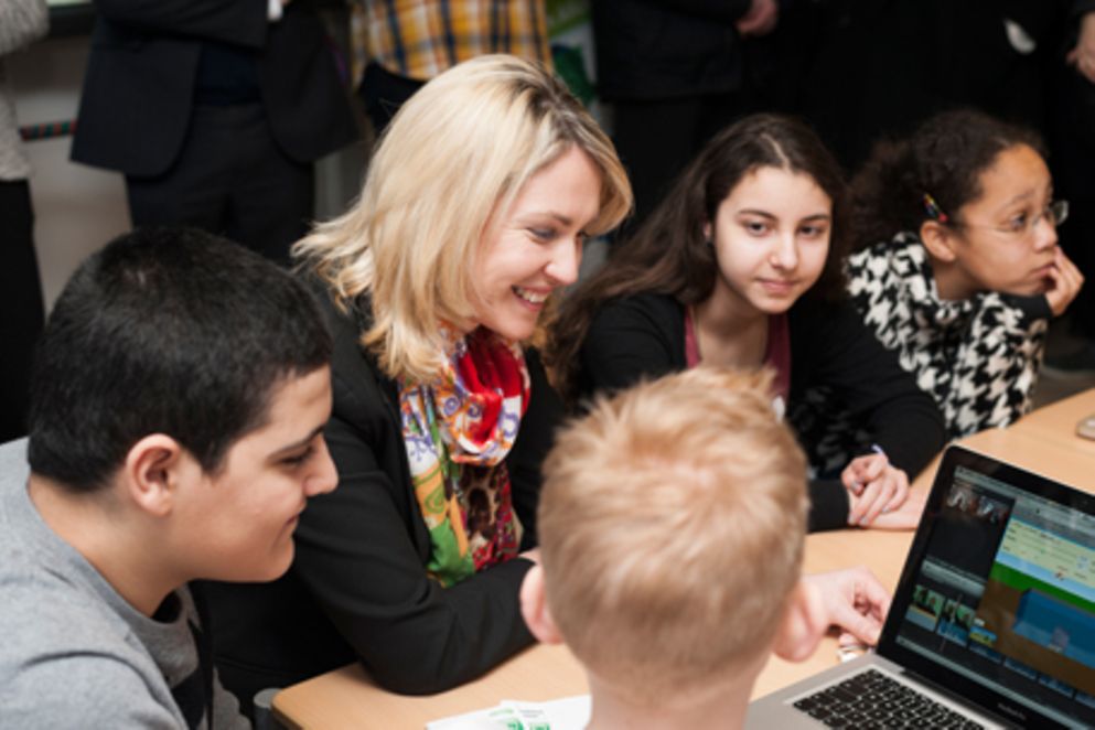 Manuela Schwesig mit Schülerinnen und Schüler einer Berliner Oberschule am Safer Internet Day 2014. Bildnachweis: Thomas Meyer
