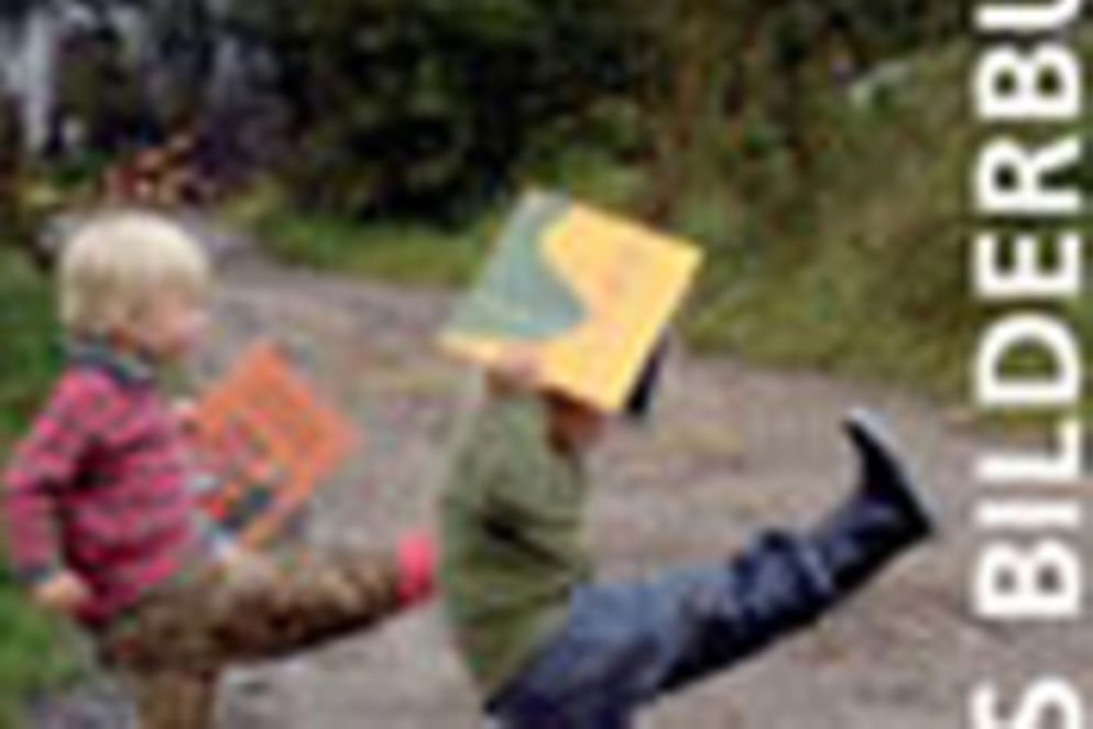 Foto zweier Kinder die durch eine Pfütze laufen