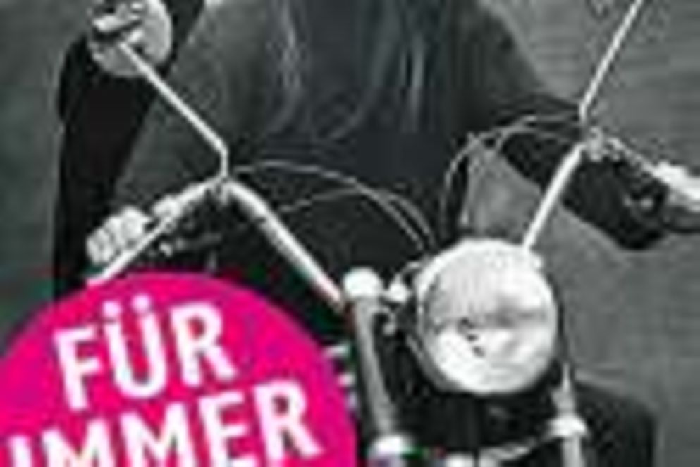 Auf dem Bild ist ein Pärchen zu sehen, dass auf einem Motorrad sitzt.