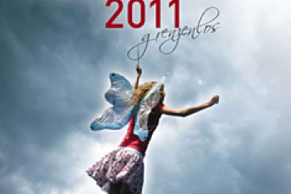 Logo des Deutschen Jugendvideopreises 2011 Es ist ein Mädchen mit Schmetterlingsflügeln zu sehen die in den Himmel fliegt