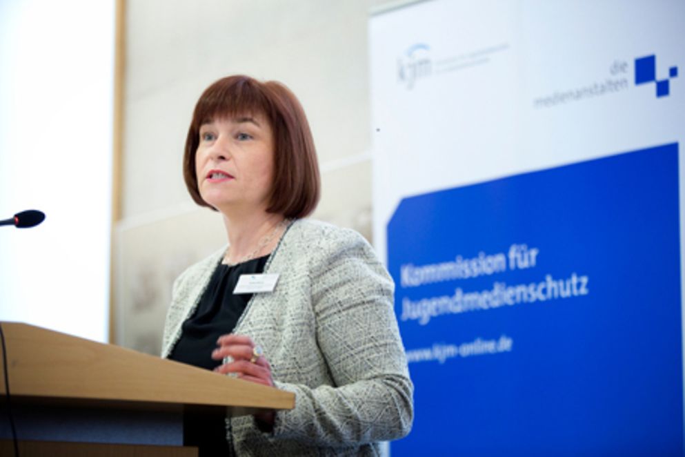 Caren Marks steht hinter einem Rednerpult, Bildnachweis: KJM/baumannstephan.com