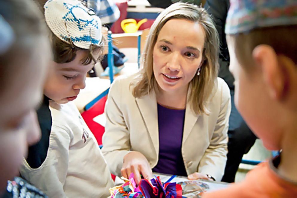Kristina Schröder mit Kindern im Kindergarten Gan Israel. Bildquelle: REGIERUNGonline / Steins