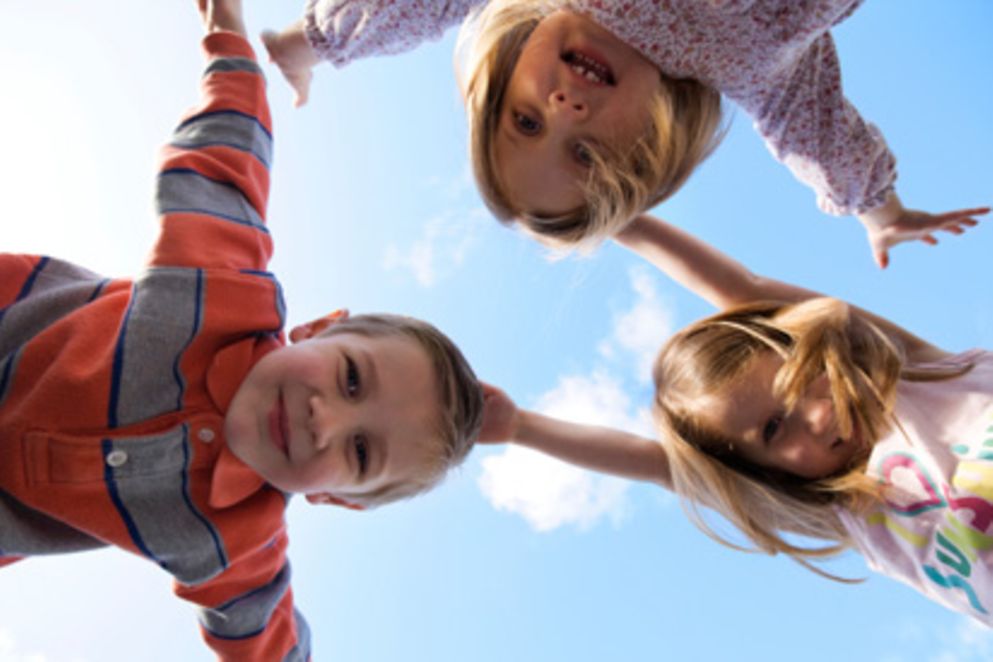 Drei Kinder lachen in die Kamera. Bilquelle: istockphotos