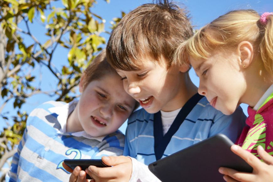 Drei Kinder mit Smartphone und Tablet, Bildnachweis: fotolia/ Natallia Vintsik