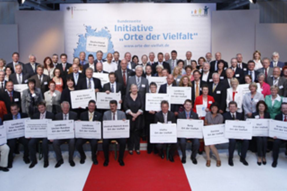 Vertreterinnen und Vertreter der 93 neuen Kommunen