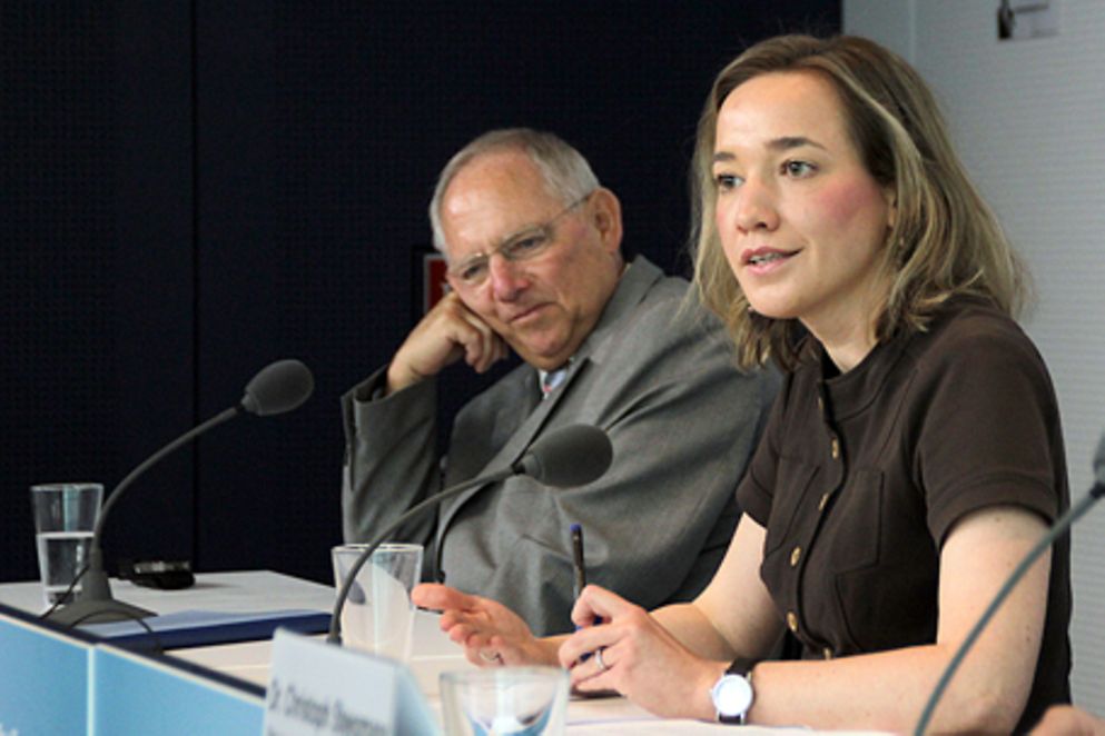 Kristina Schröder und Wolfgang Schäuble auf der Pressekonferenz, Bildnachweis: BMFSFJ