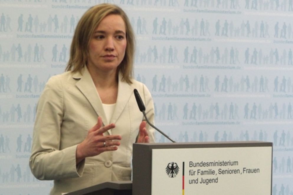 Kristina Schröder hinter einem Rednerpult. Bildquelle: BMFSFJ