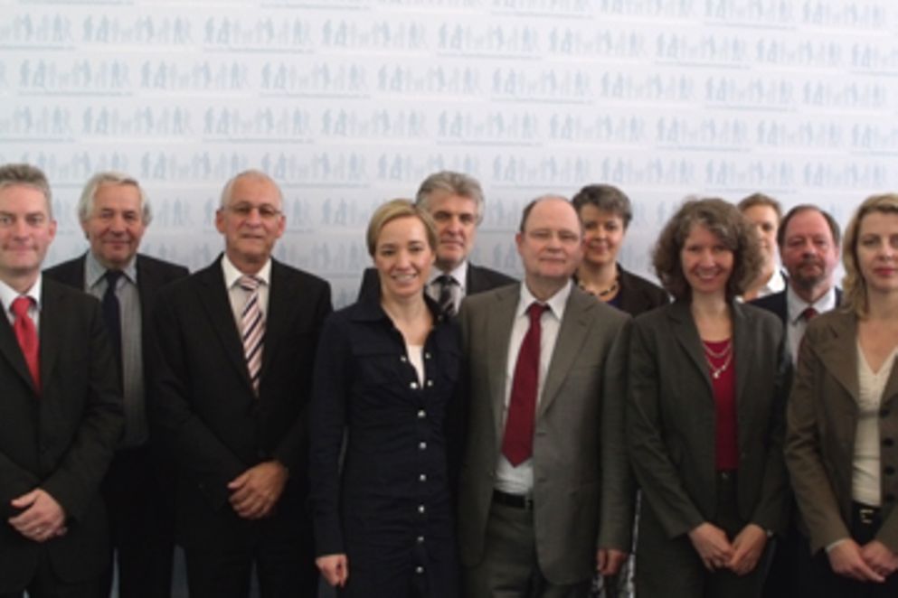 Gruppenbild mit Kristina Schröder und den zehn Mitgliedern der Sachverständigenkommission. Bildnachweis: BMFSFJ