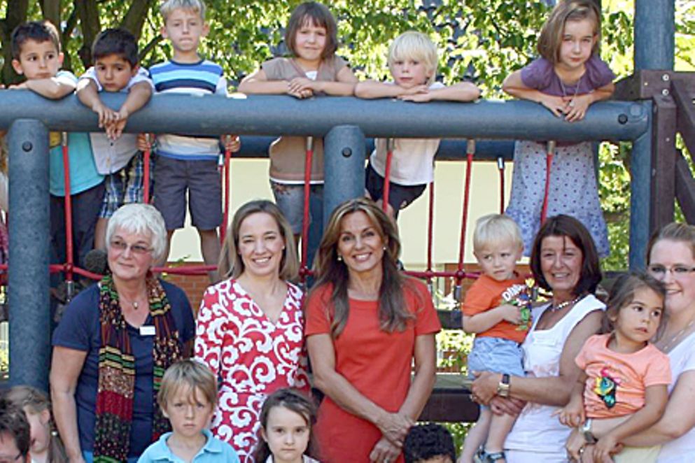 Kristina Schröder zusammen mit Kindern und Mitarbeiterinnen der KiTa Sandheide in Erkrath. Bildnachweis: Christopher Monheimius