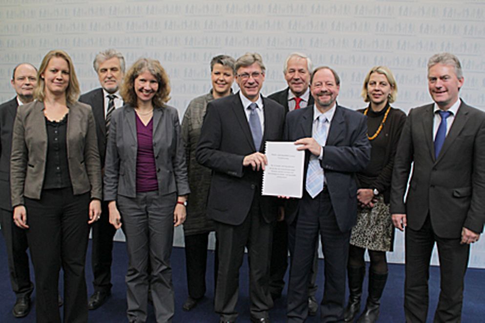 Staatssekretär Lutz Stroppe und Mitglieder der Kinder- und Jugendberichtskommission. Bildquelle: BMFSFJ