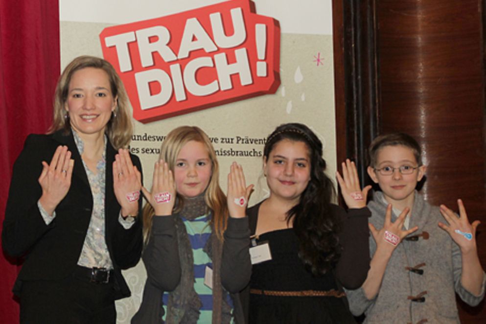 Kristina Schröder mit Kindern. Bildnachweis: BMFSFJ