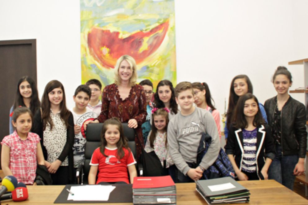 Gruppenfoto mit Manuela Schwesig und den Kindern des "Theater 28", Bildnachweis: BMFSFJ
