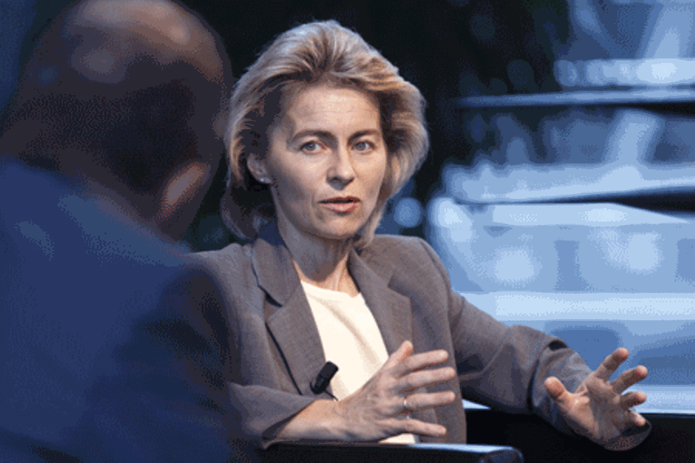 Ursula von der Leyen im Gespräch mit Jörg Thadeusz. Foto: Peter Frischmuth