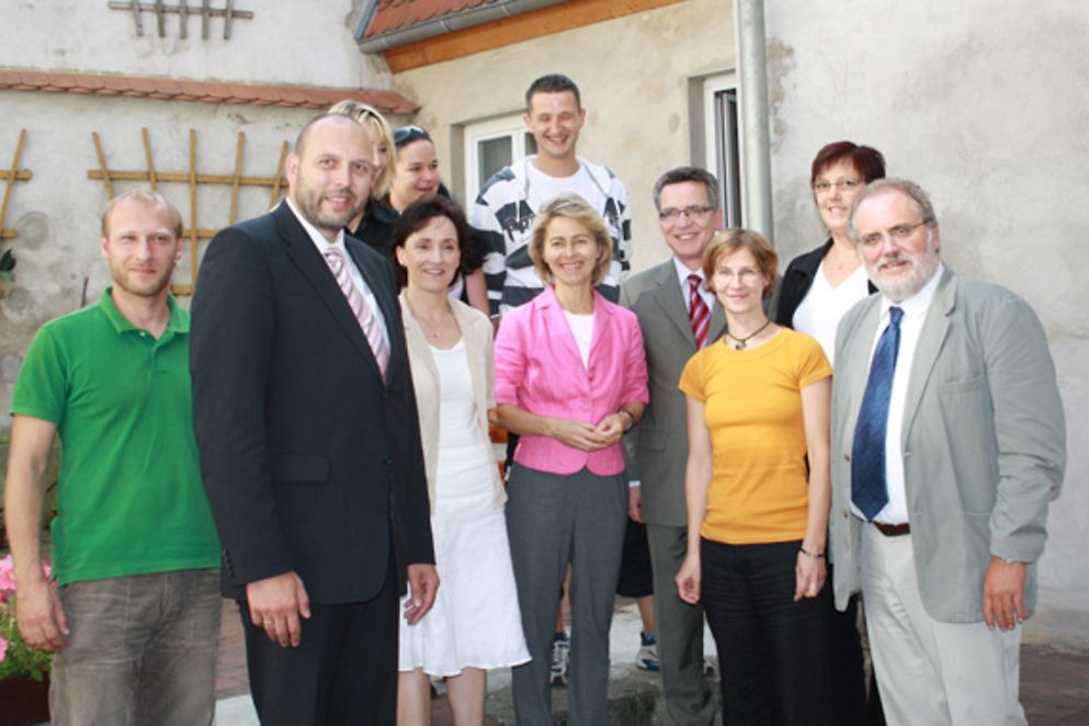 Gruppenfoto vor dem Kompetenzzentrum Meißen mit Bundesfamilienministerin Ursula von der Leyen.