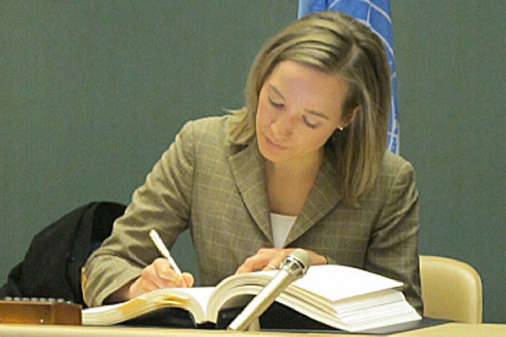 Bundesfamilienministerin Kristina Schröder bei der Unterzeichnung des Fakultativprotokolls. Bildquelle: Auswärtiges Amt