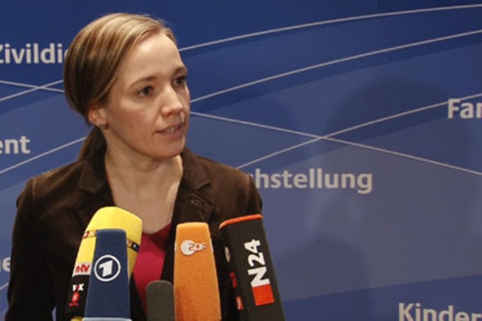 Familienministerin Kristina Schröder wird von der Presse befragt
