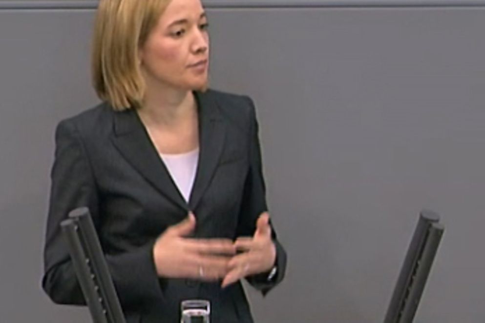 Kristina Schröder hinter einem Rednerpult im Deutschen Bundestag.