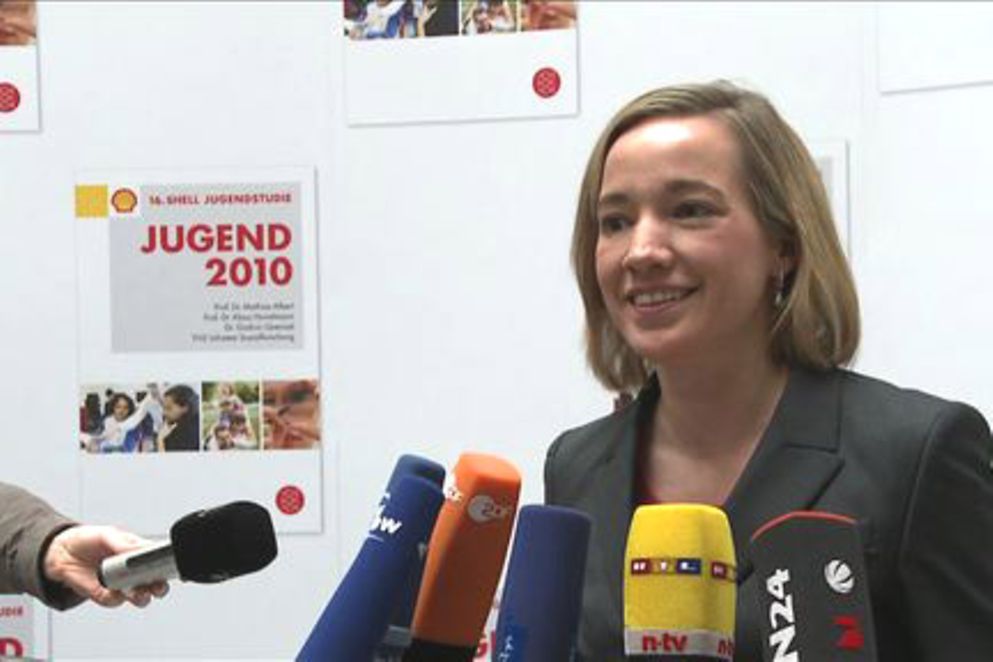 Kristina Schröder steht Journalisten Rede und Antwort. Bildquelle: BMFSFJ.