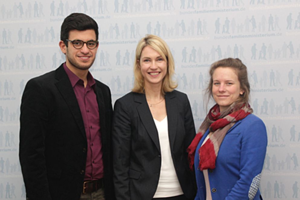 Gruppenbild von Manuela Schwesig mit den beiden Jugenddelegierten Ozan Solmus und Celina Greppler, Bildnachweis: BMFSFJ