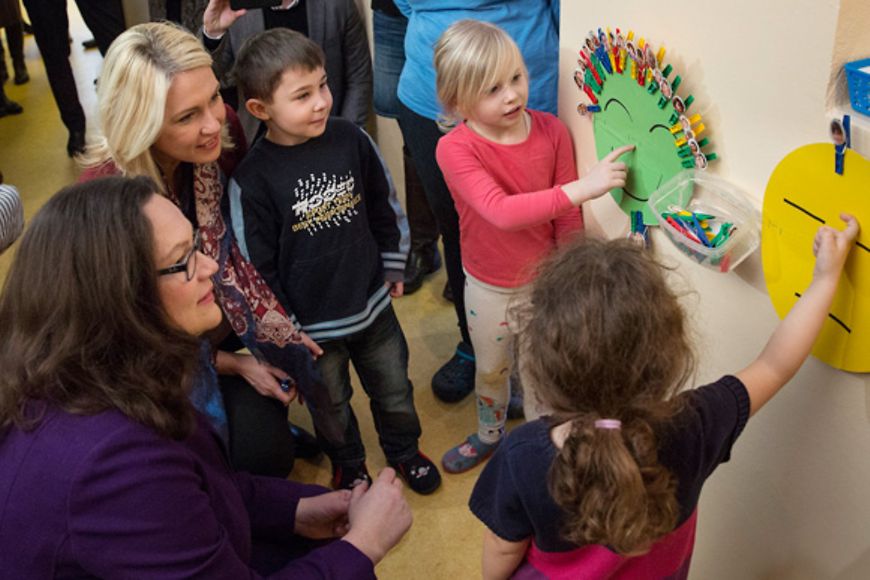 Andrea Nahles und Manuela Schwesig lassen sich von den Kindern ihre Kita zeigen