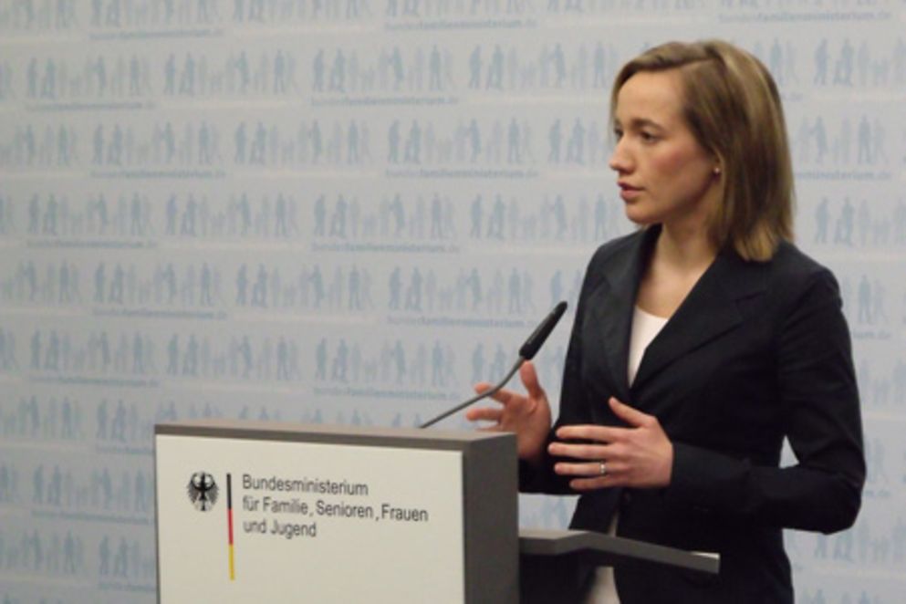Kristina Schröder vor einem Rednerpult.