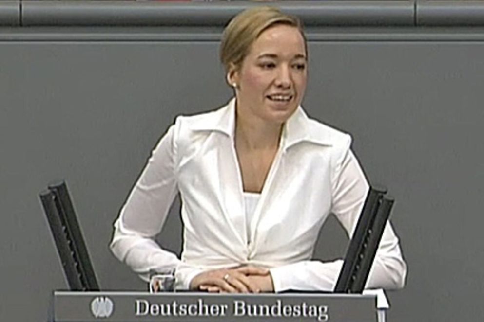Kristina Schröder hinter einem Rednerpult