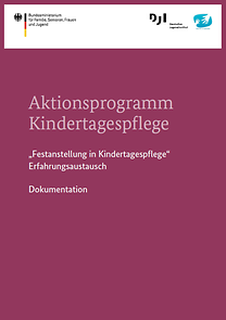Cover der Broschüre "Aktionsprogramm 'Festanstellung in Kindertagespflege'"