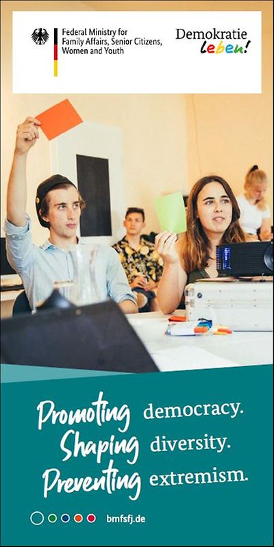Cover des Flyers "Demokratie leben! Demokratie fördern, Vielfalt gestalten, Extremismus vorbeugen - englisch