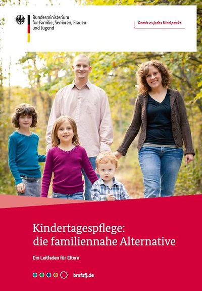 Titelseite der Broschüre Kindertagespflege - die familiennahe Alternative - ein Leitfaden für Eltern