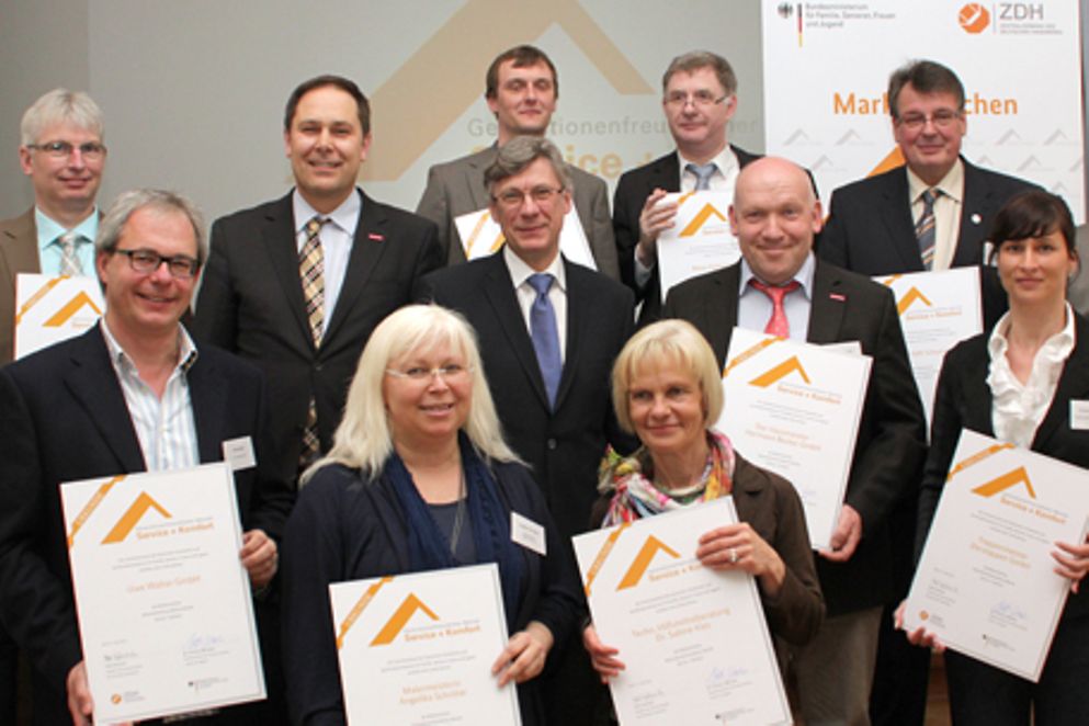 Lutz Stroppe mit Vertretern der Handwerksbetriebe beim Gruppenfoto. Bildnachweis: BMFSFJ