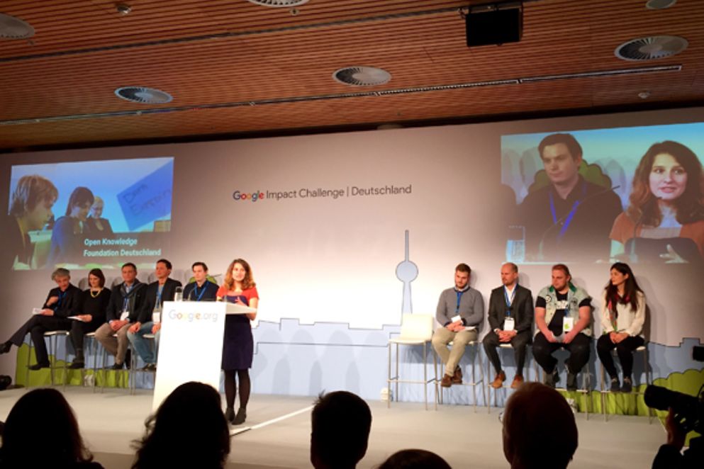 Die zehn Sieger der Leuchtturm-Projekte der Google Impact Challenge stellen auf der Bühne ihre Projekte vor
