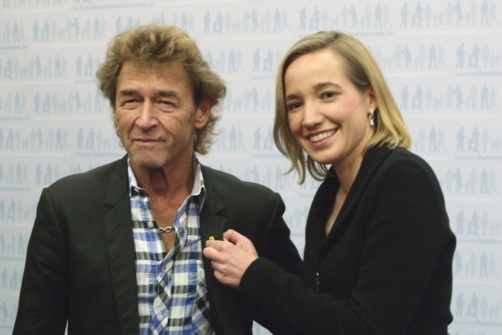 Kristina Schröder und Peter Maffay bei der Ernennung. Bildquelle: BMFSFJ.