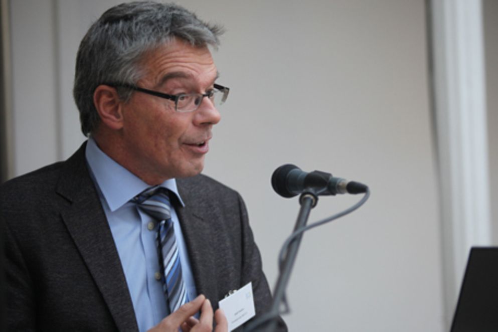 Staatssekretär Josef Hecken steht hinter einem Mikrofon.