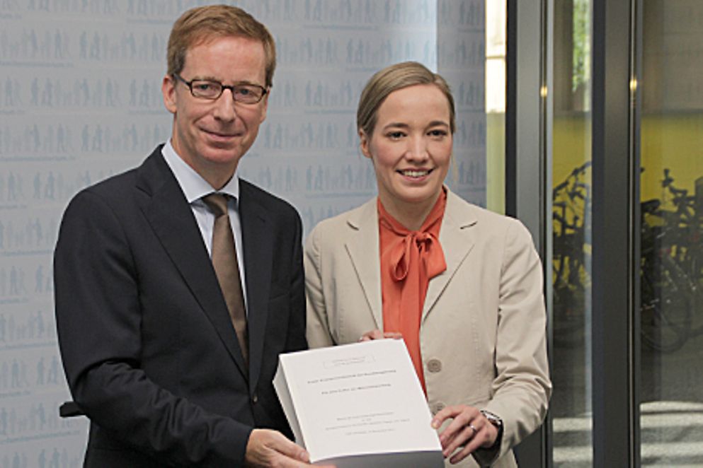 Dr. Kristina Schröder und Prof. Dr. Michael Hüther stellen den Engagementbericht vor. Bildquelle: BMFSFJ