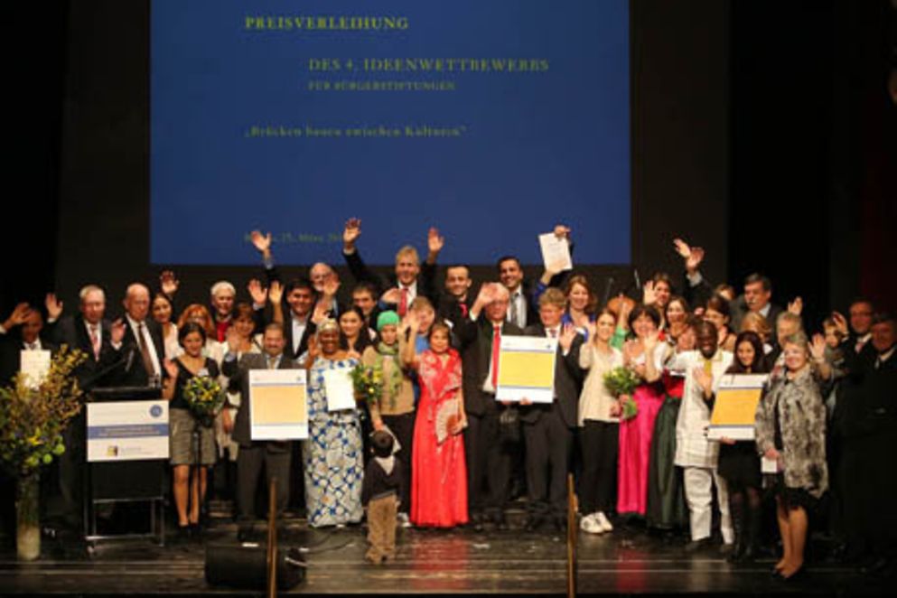 Gruppenfoto mit den Preisträgen des 4. Ideenwettbewerbs für Bürgerstiftungen, Bildnachweis: Marc Darchinger