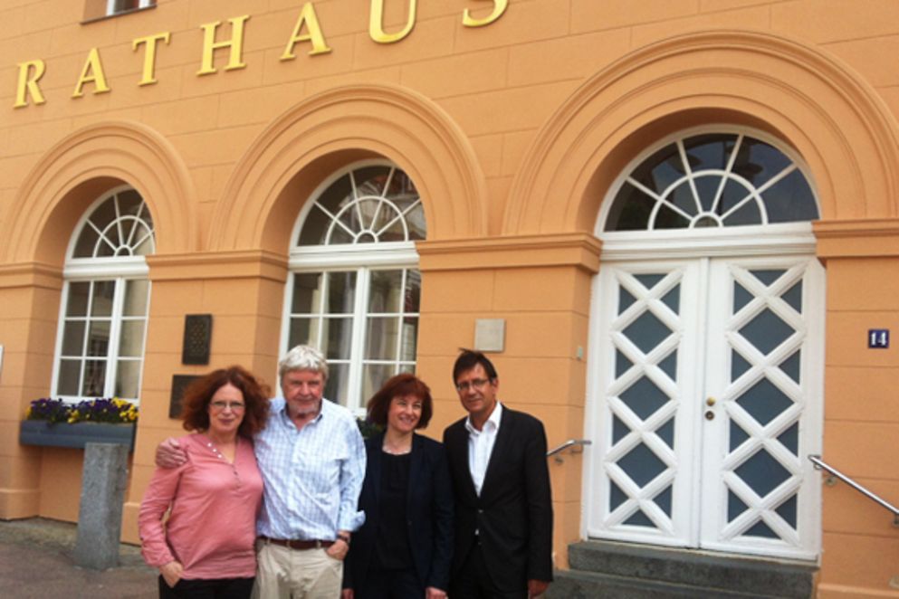 Anetta Kahane, Hardy Krüger, Caren Marks und Bernd Nottebaum stehen vor dem Schweriner Rathaus